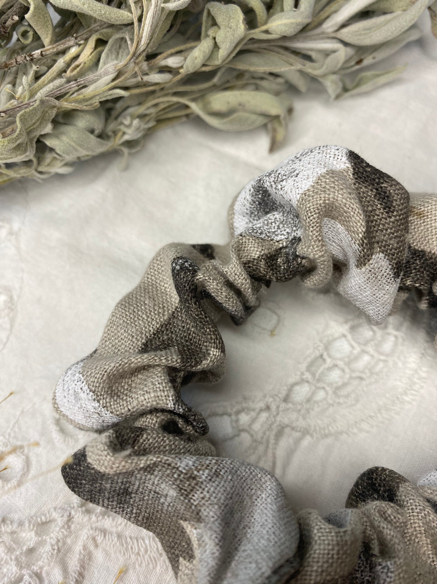 LINEN FLORAL SCRUNCHIE