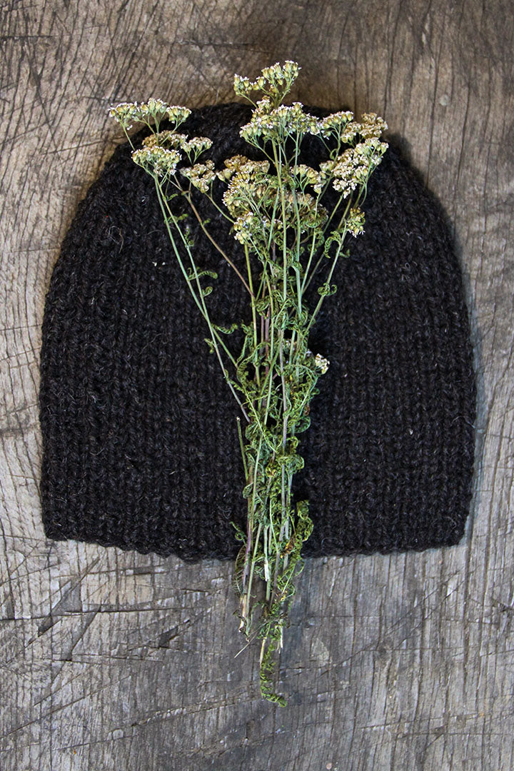 HAND KNITED HAT - BLACK